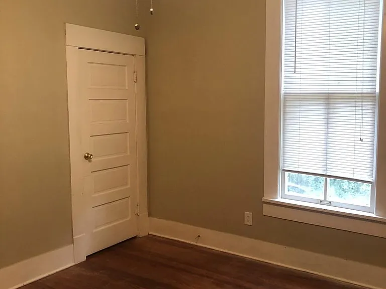 910 Jefferson St — Photo 6