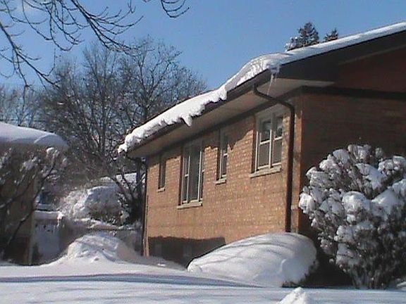 4th image of 9712 S Parkside Ave