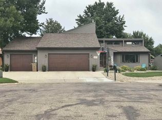 1821 Tammy Dr, Minot, ND 58701