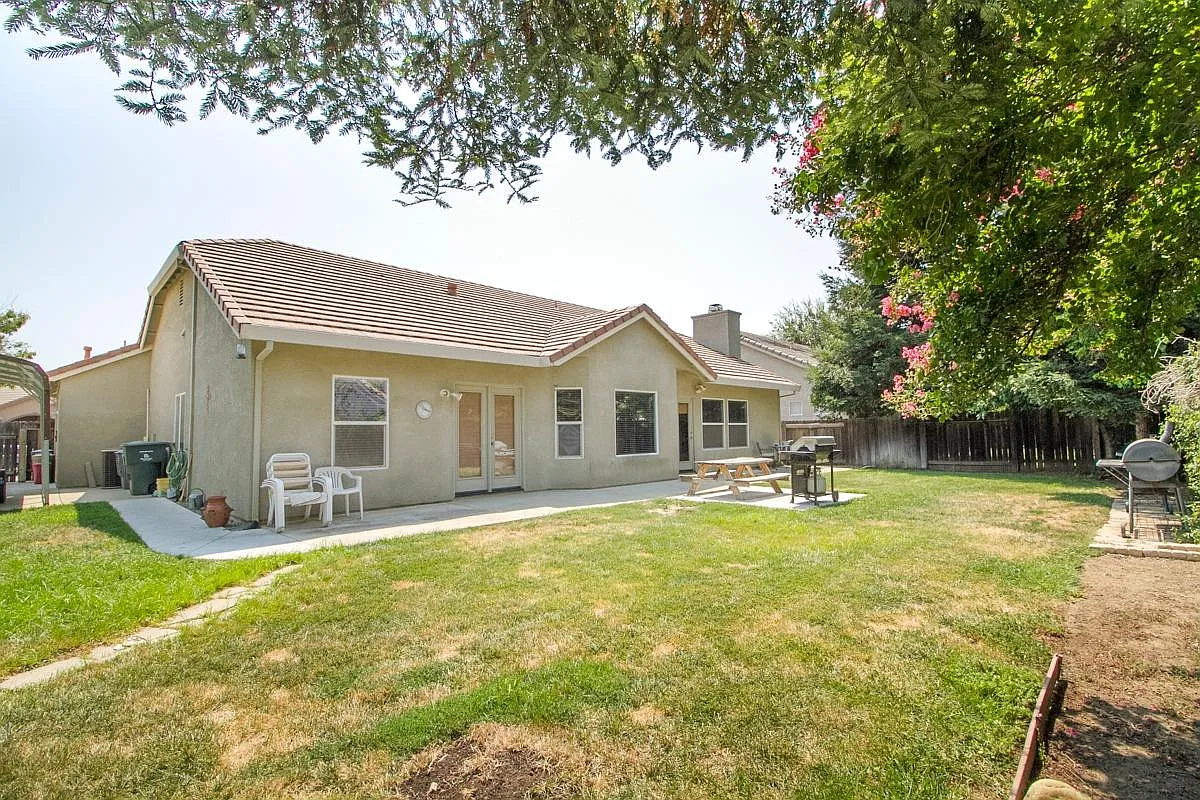 1835 Chloe Ct photo 1
