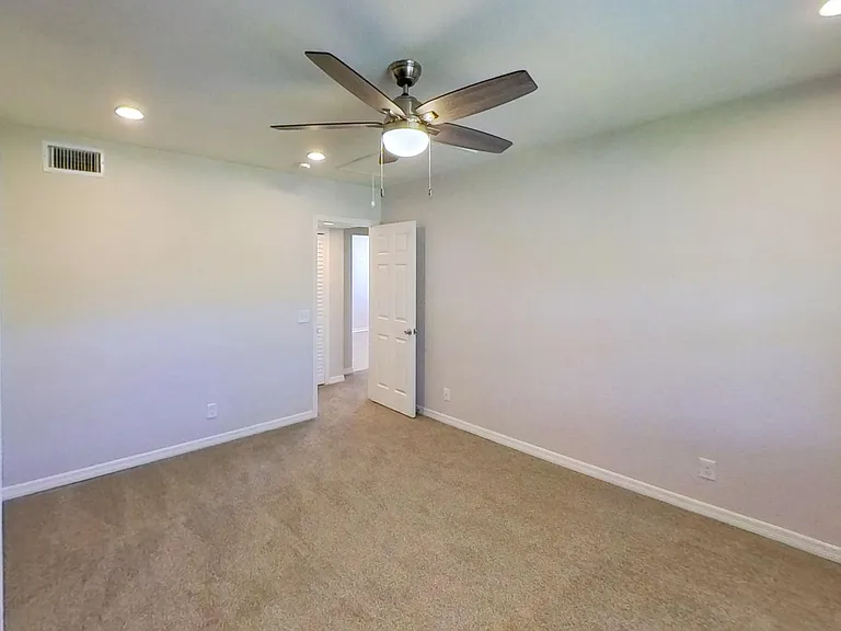 Bay Colony Apartments — Photo 17
