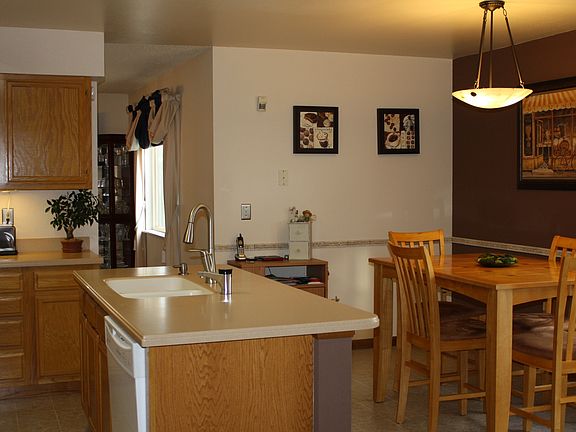 corian counters, brkfst bar,