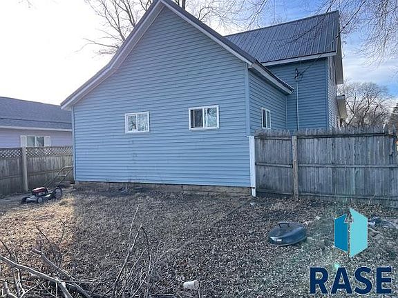 3rd image of 104 S Cherry St