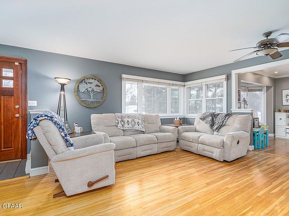 3rd image of 624 Park Dr