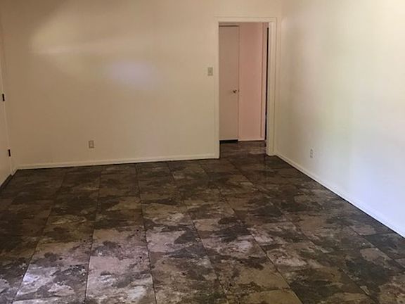4th image of 842 Crestwood Dr
