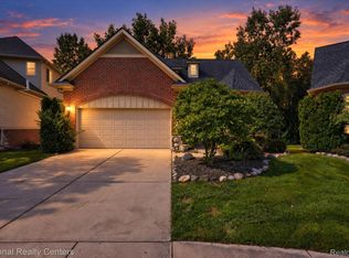5590 River Park Ct, Waterford, MI 48327