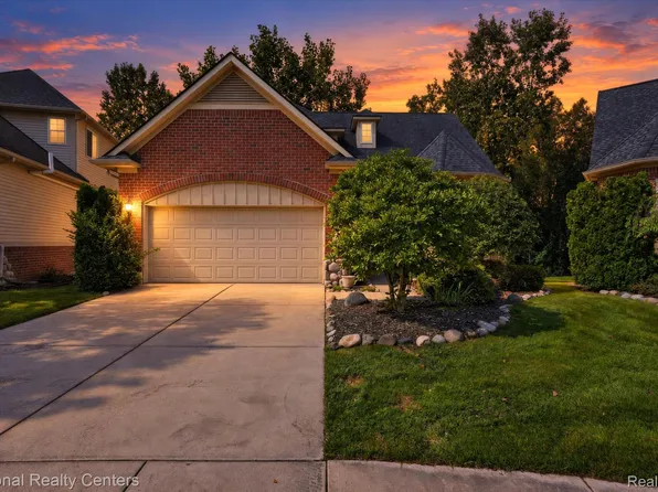 5590 River Park Ct, Waterford, MI 48327