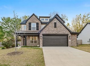 2801 N Whistle Post Dr, Fayetteville, AR 72704