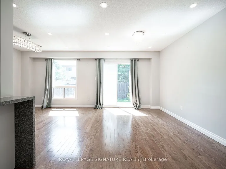 447 Ontario St N — Photo 6