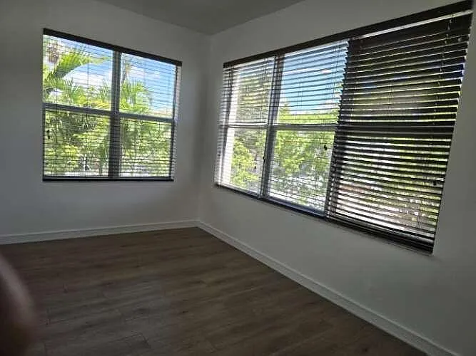Building Photo - 1000 SW 12th Ct #3