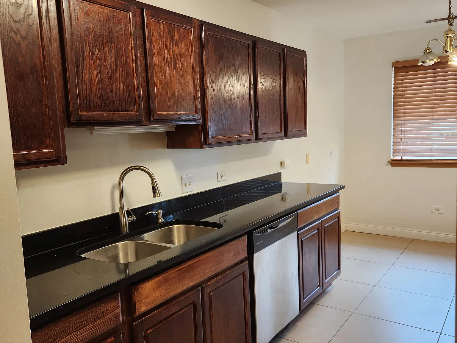 2 bed, 1175 sqft, $2,100 — Photo 3