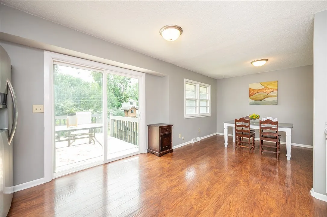 5 bed, 2.5 bath, 2000 sqft, $2,199 — Photo 3