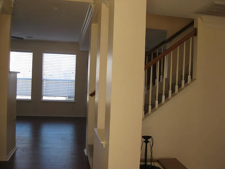 1086 London Dr — Photo 3