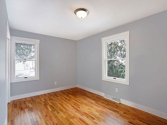 5th image of 930 Sibley St SE