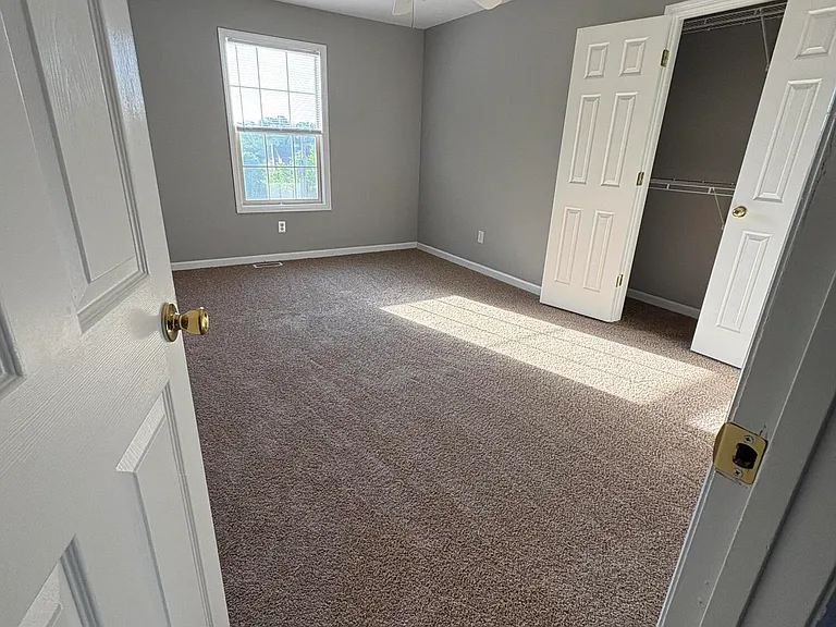 332 E Oak St — Photo 15