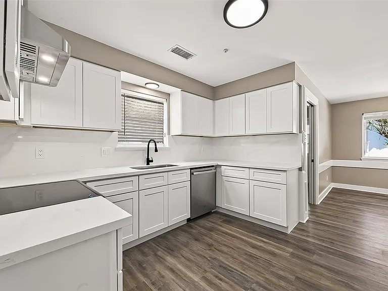 919 Longview Dr — Photo 2