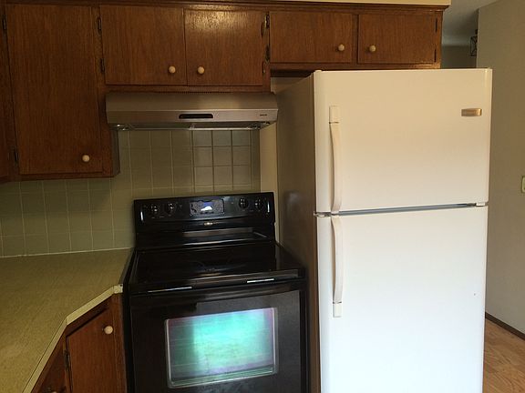 Kitchen Range & Refrigerator