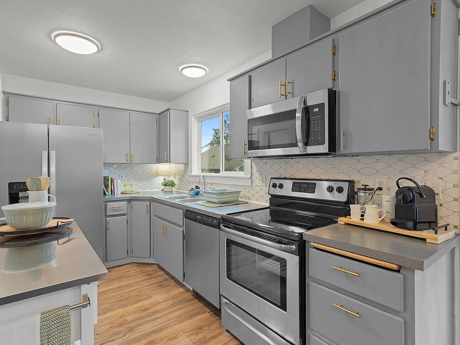 2 bed, 2.5 bath, 1200 sqft, $4,000 — Photo 2