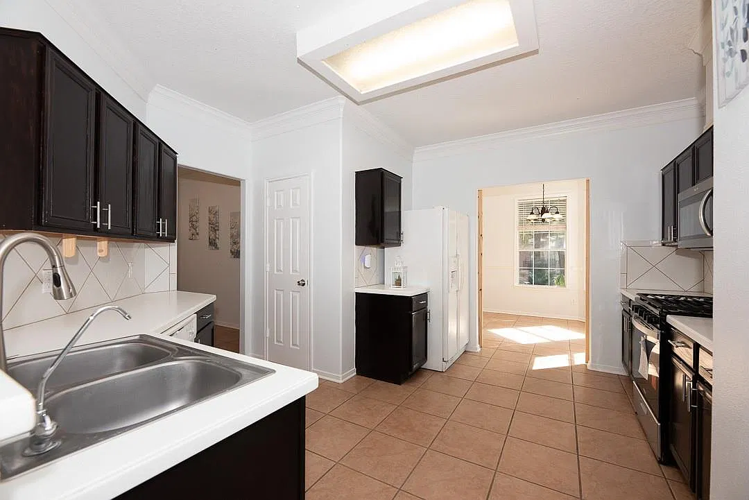 5 bed, 3.0 bath, 2371 sqft, $2,350 — Photo 3