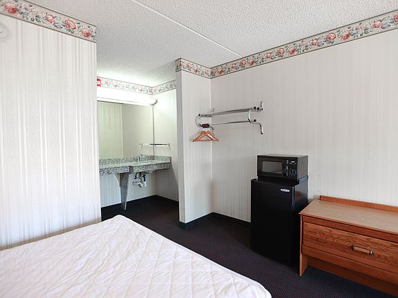 5th image of 4042 E Van Buren St #0B-1Ba