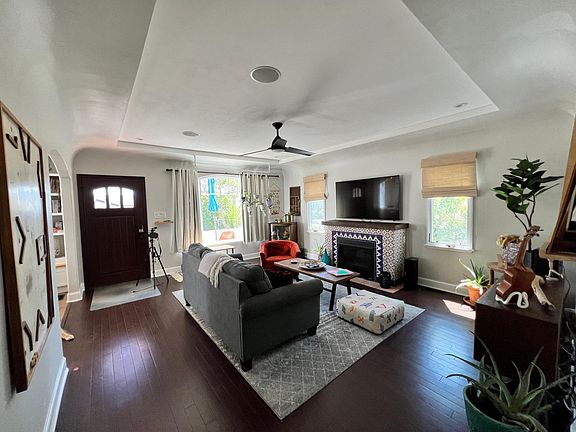2nd image of 1070 Milwaukee Ave