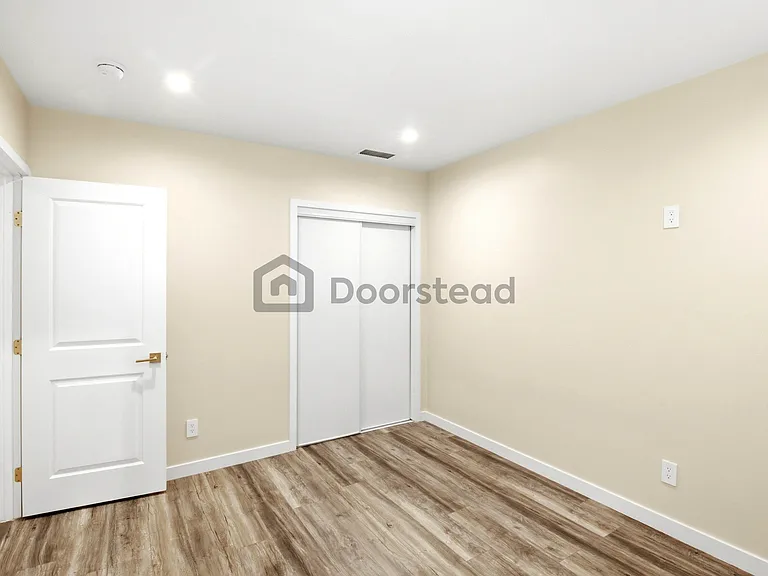 7414 Lasaine Ave — Photo 20