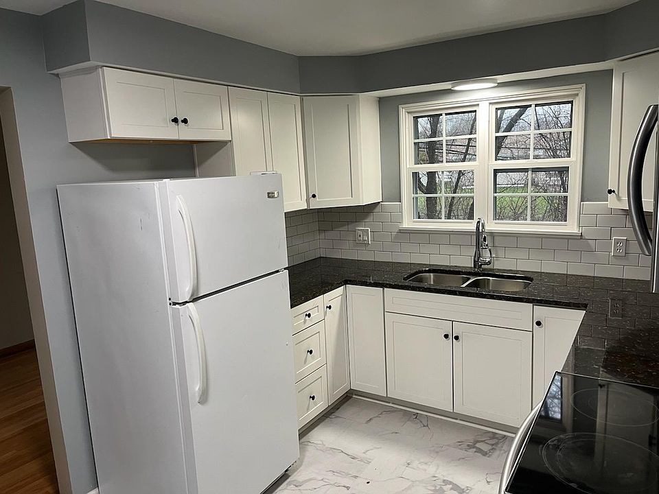 1st image of 190 Campus Dr #1