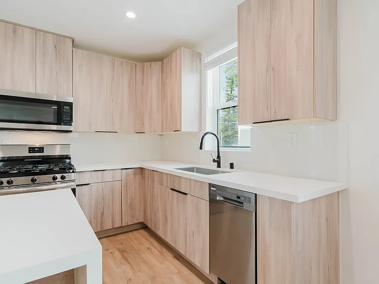 5654 1/2 Cartwright Ave — Photo 13