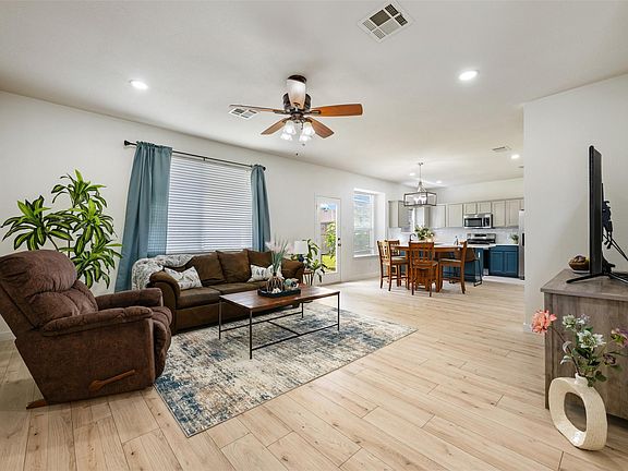 5th image of 1104 Henderson Dr