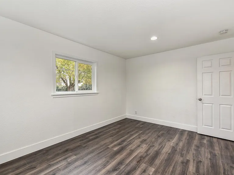 3652 McClellan Dr — Photo 17