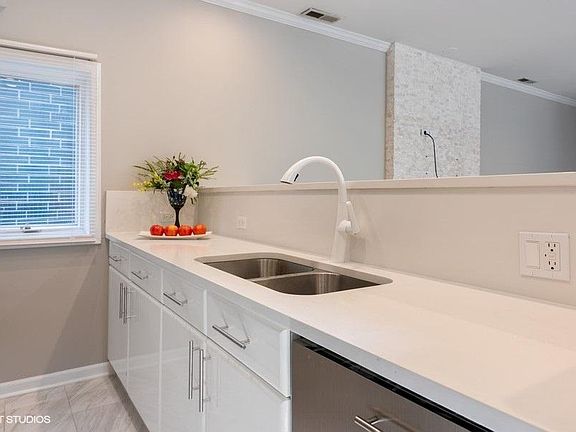 2nd image of 2506 N Greenview Ave APT 2R