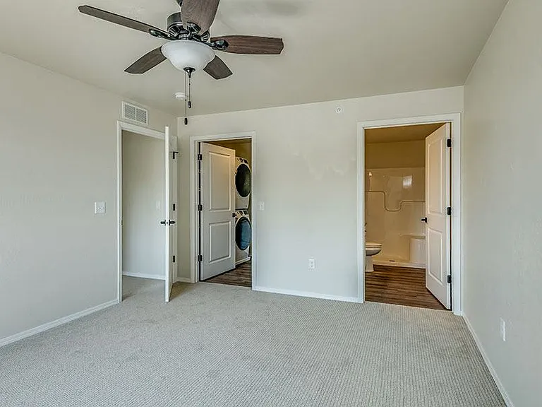 The Peninsula Apartments — Photo 8