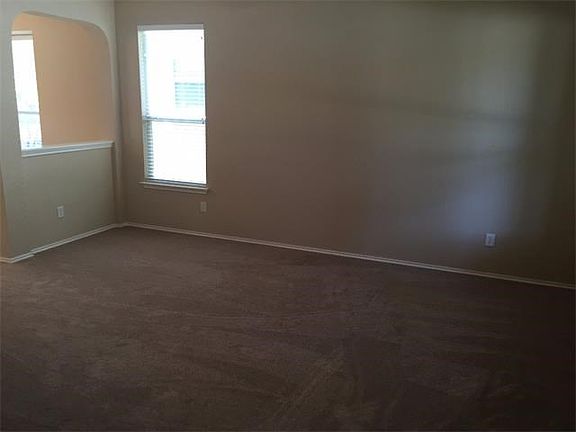2nd image of 909 Peyton Pl
