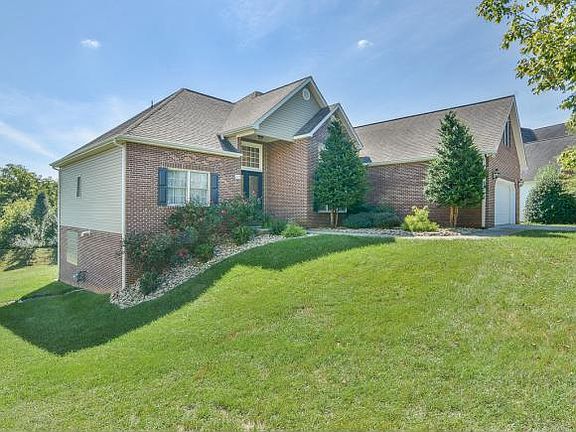 2nd image of 405 Emerald Chase Cir