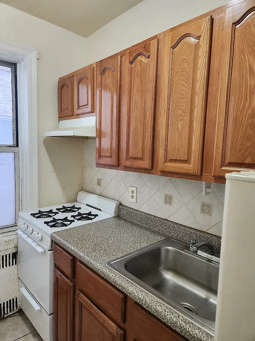 633 East 16th Street — Photo 3