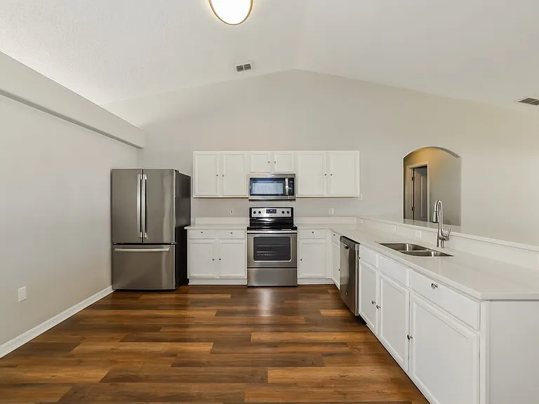 232 Tiffany Ct — Photo 6