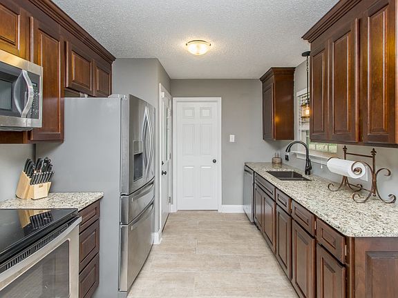 4th image of 10136 Lake Park Ave