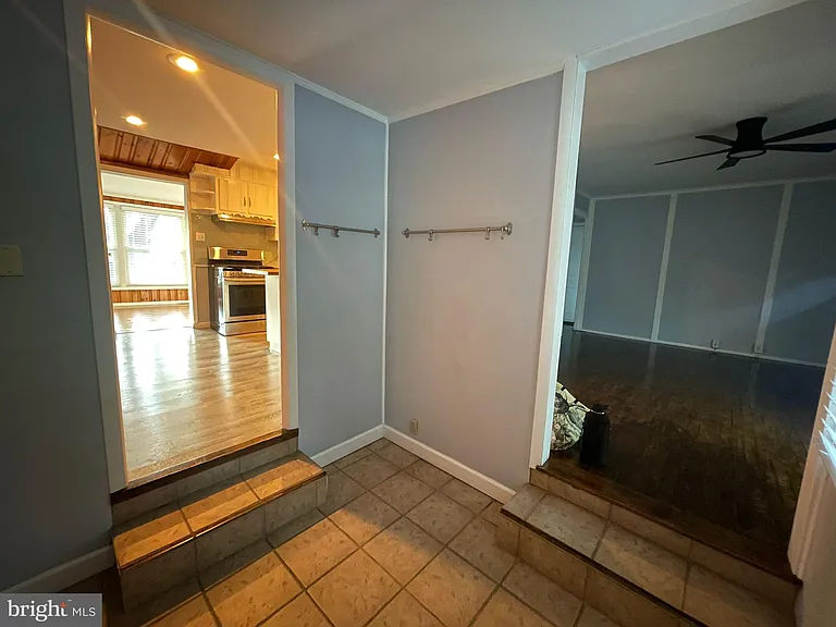 895 Lower Ferry Rd — Photo 3