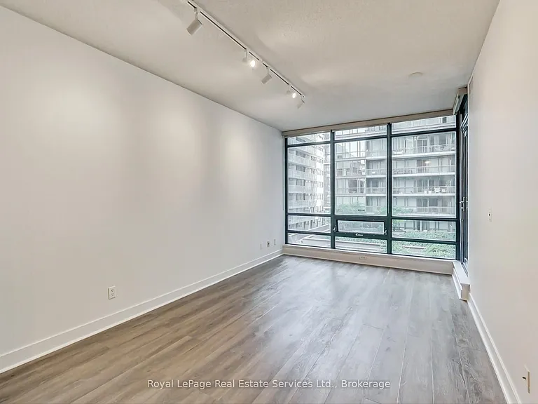438 King St W #402 — Photo 4