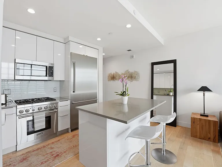 45 Sutton Sq SW #702 — Photo 9