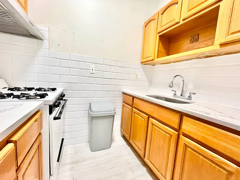 1544 Gates Ave #2F — Photo 14
