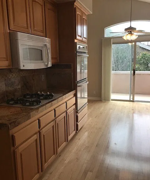 1007 Lilienthal Ln — Photo 5