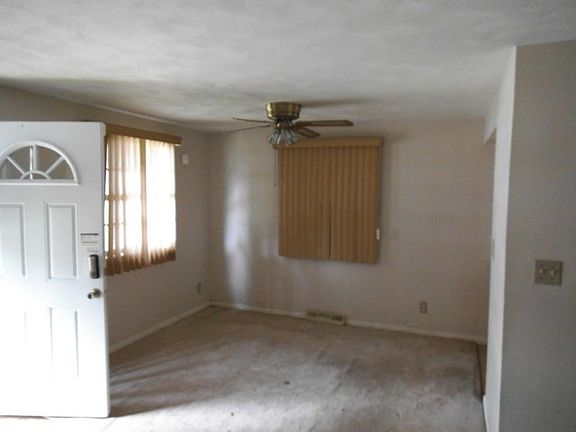 4th image of 902 W Thrush Ave