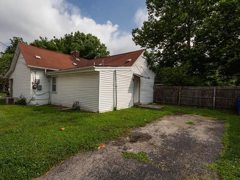 2100 Oleander Dr — Photo 2