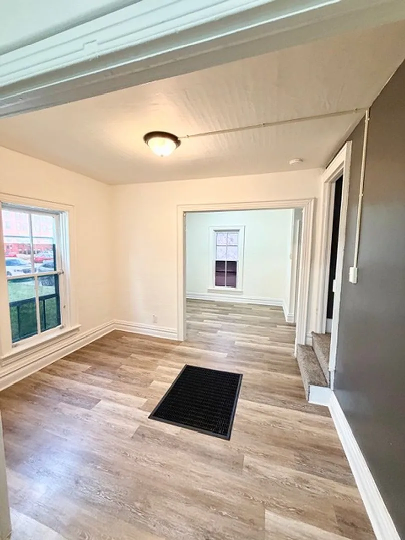 Updated 23 Bedroom Townhouse in Hanover — Photo 3