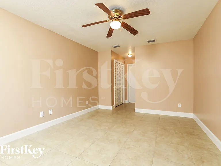 988 Glenview Cir — Photo 7