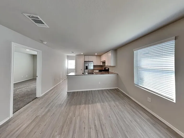 4602 Calaveras Crk — Photo 2