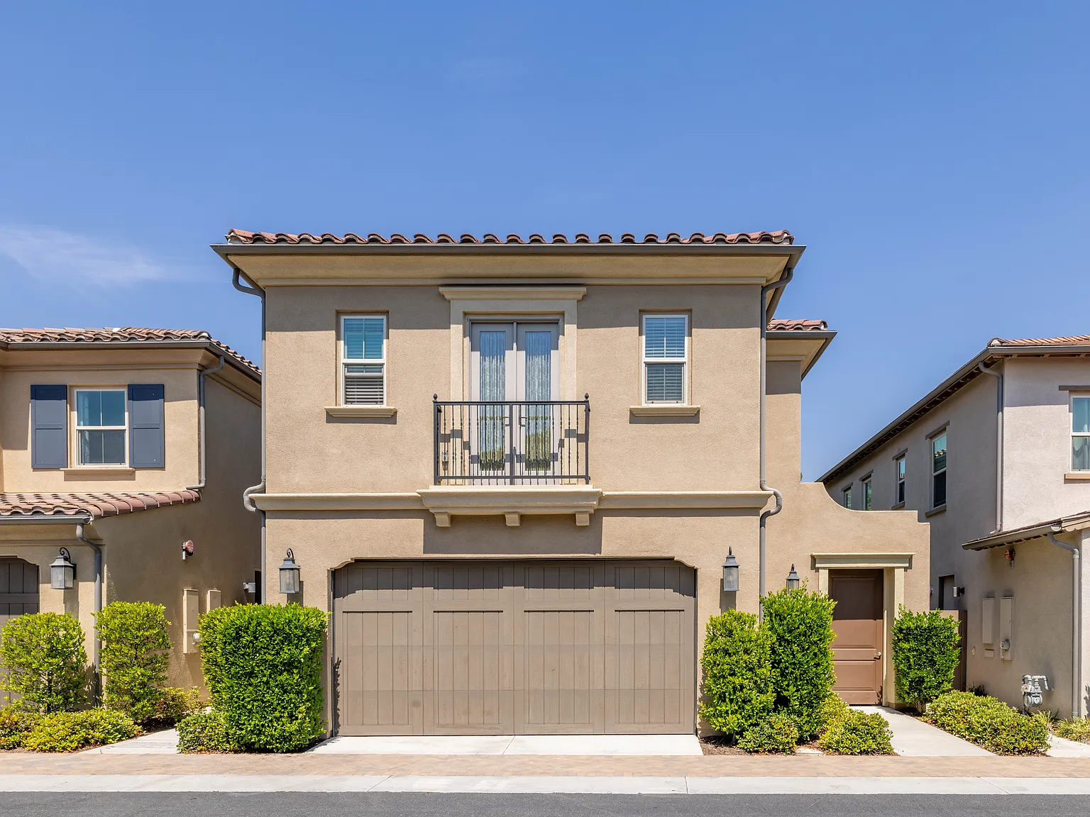 4 bed, 2374 sqft, $5,400 — Photo 1