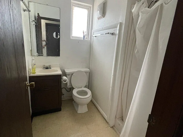469 Crawford Ave — Photo 3