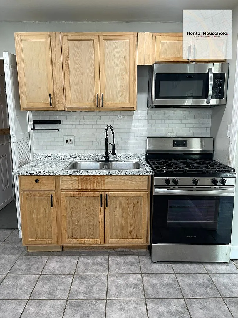 Adorable 3 Bedroom Ranch-Move-In Ready!! — Photo 4